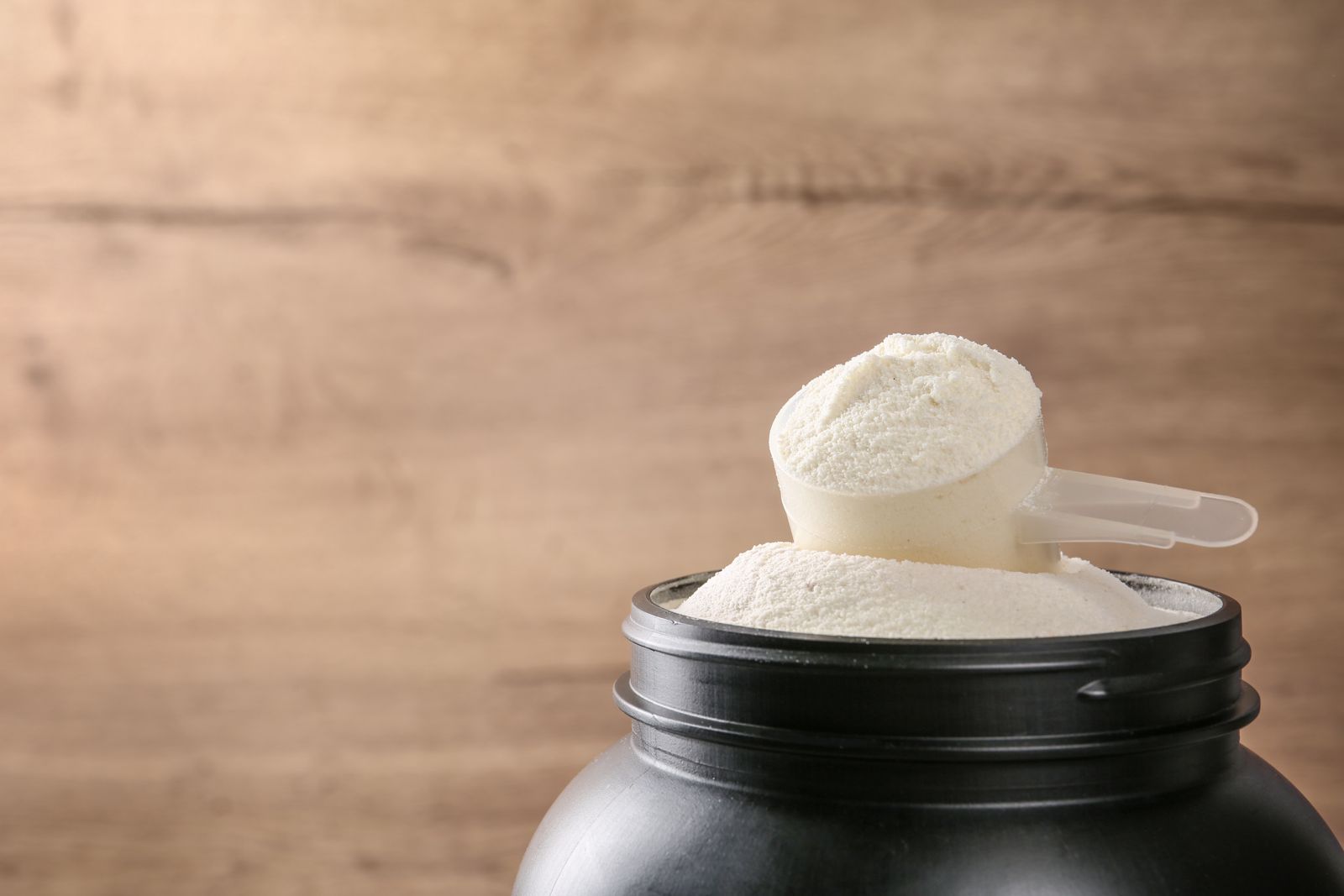 Whey protein powder scoop and jar for the best whey protein guide